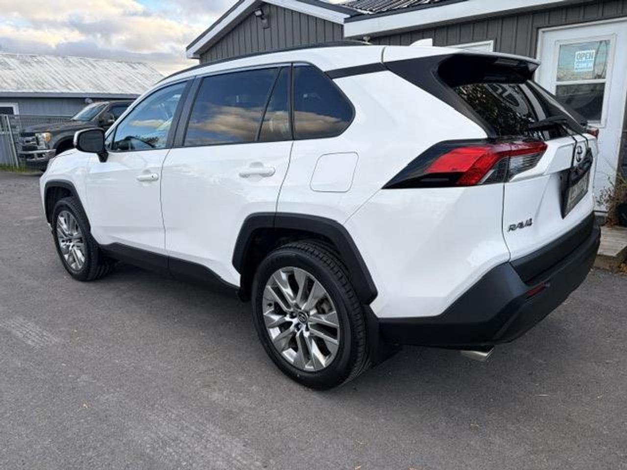 2020 Toyota RAV4 XLE 4dr All-wheel Drive Photo