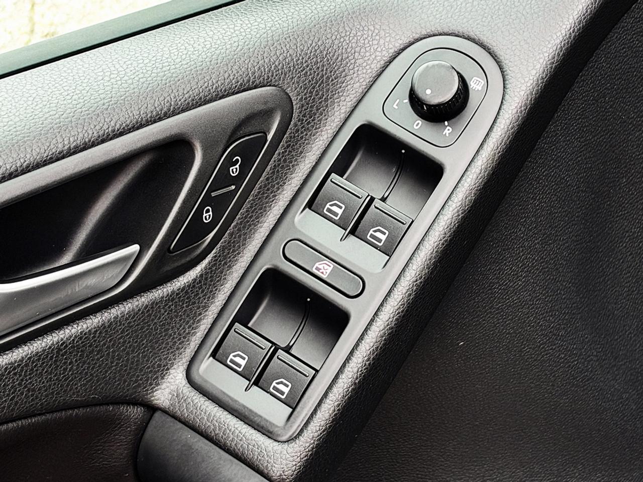 2012 Volkswagen GOLF 2.5L HIGHLINE Photo