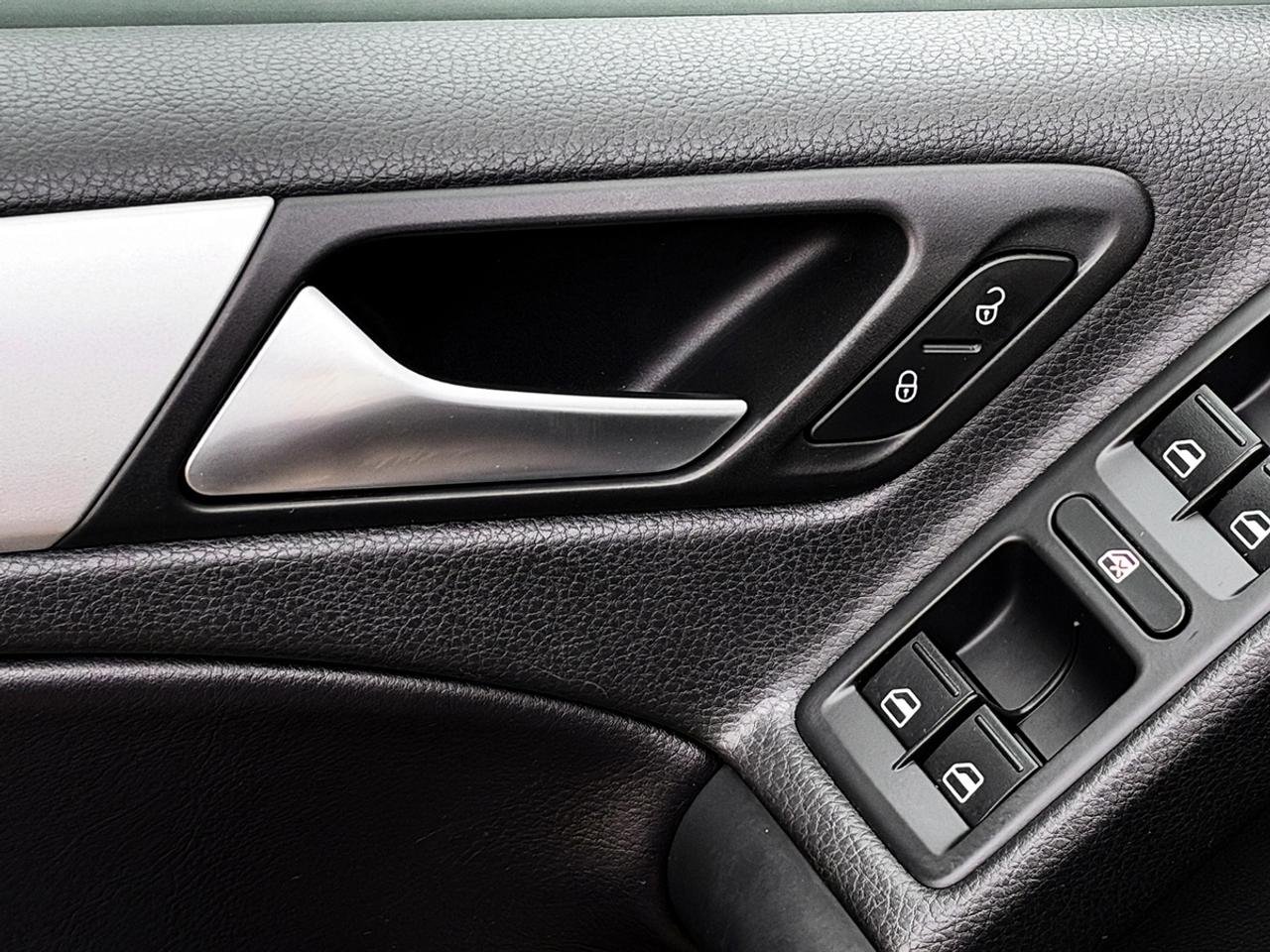 2012 Volkswagen GOLF 2.5L HIGHLINE Photo