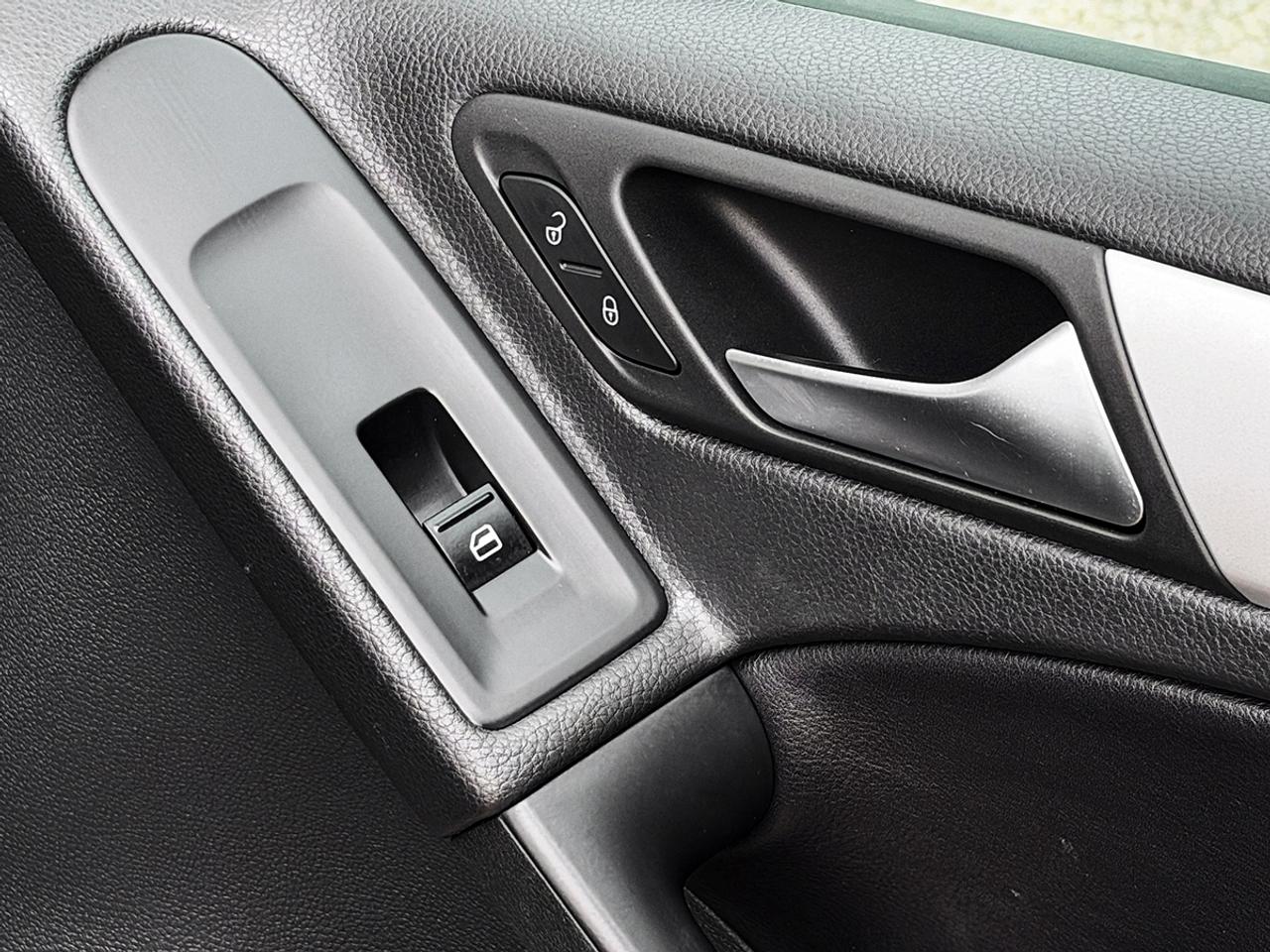 2012 Volkswagen GOLF 2.5L HIGHLINE Photo