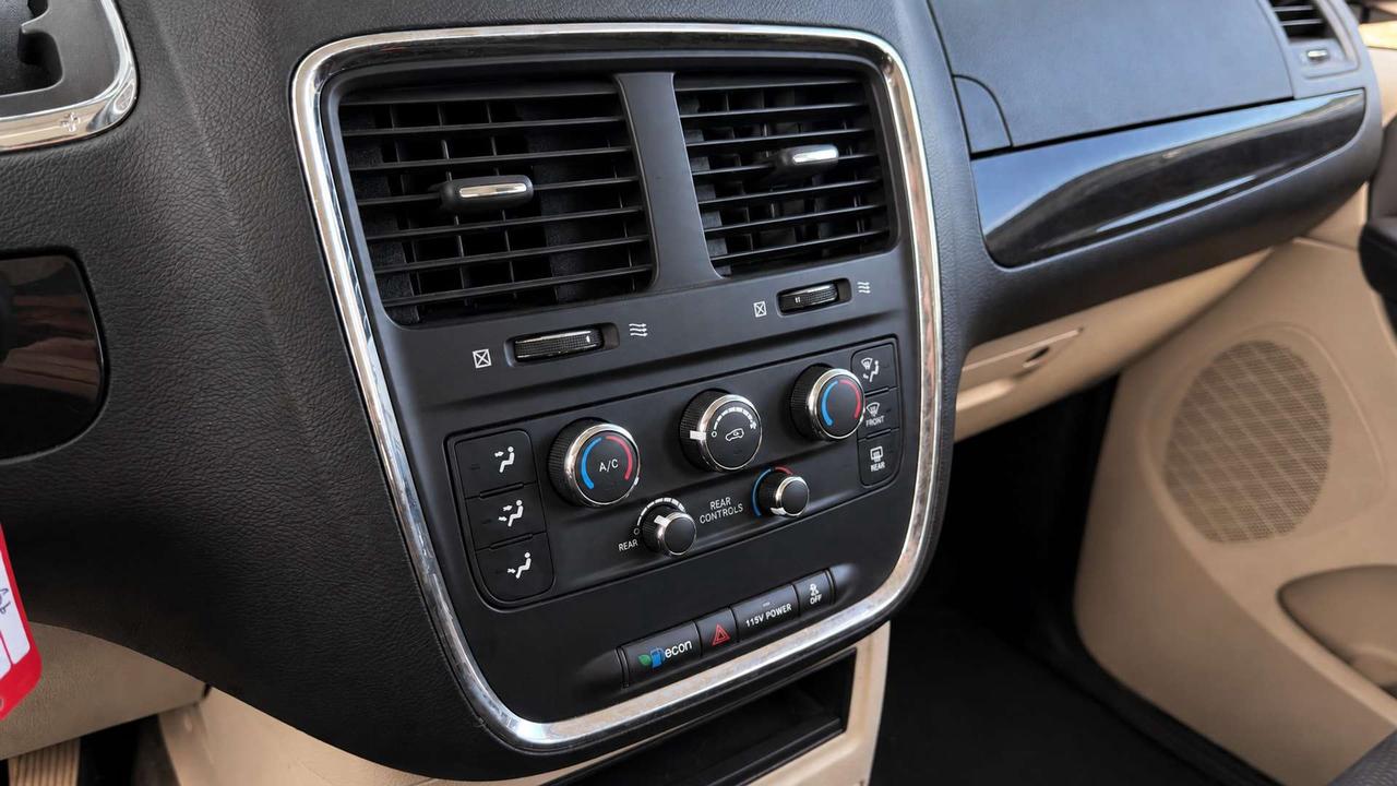 2017 Dodge Grand Caravan SXT Photo