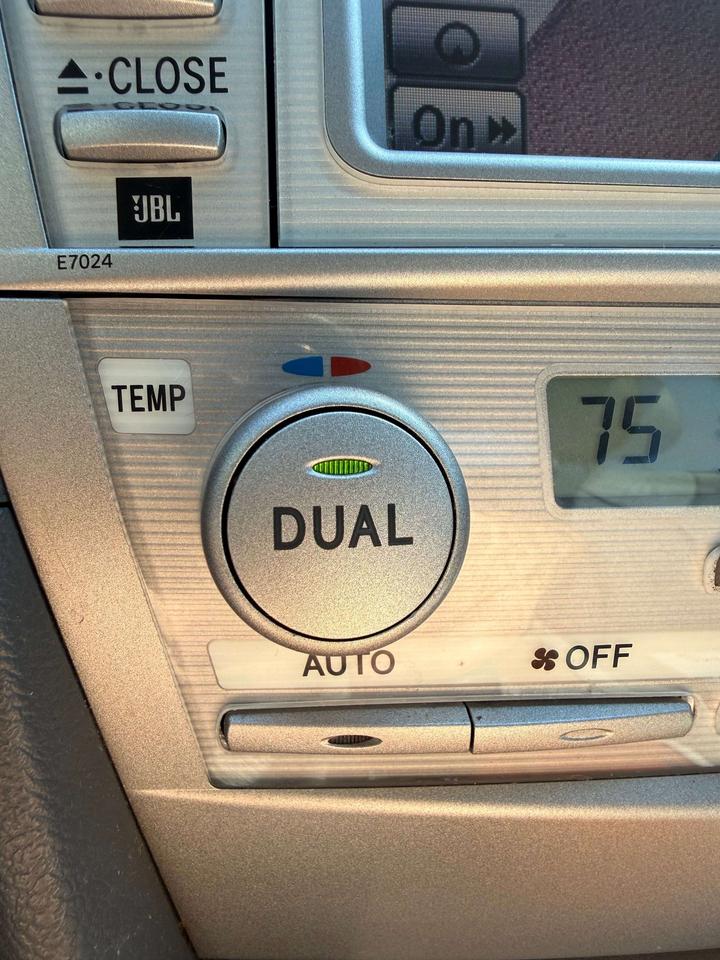 2011 Toyota Camry XLE Photo