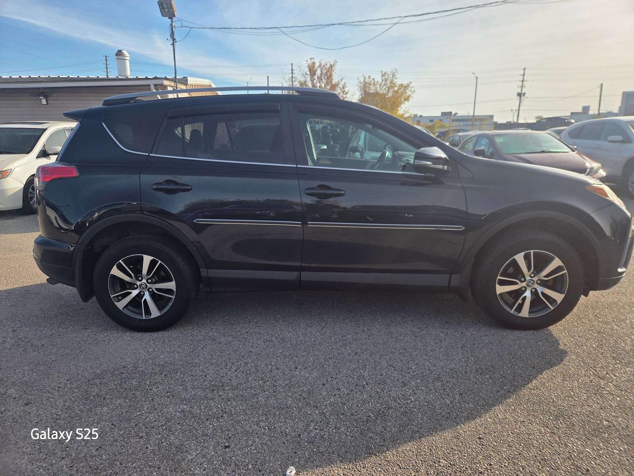 2017 Toyota RAV4 XLE Photo3