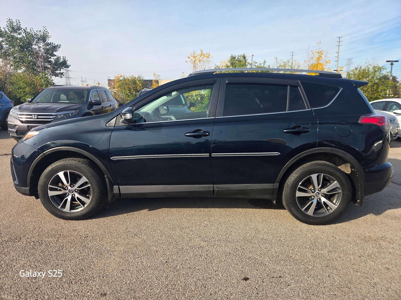 2017 Toyota RAV4 XLE Photo2