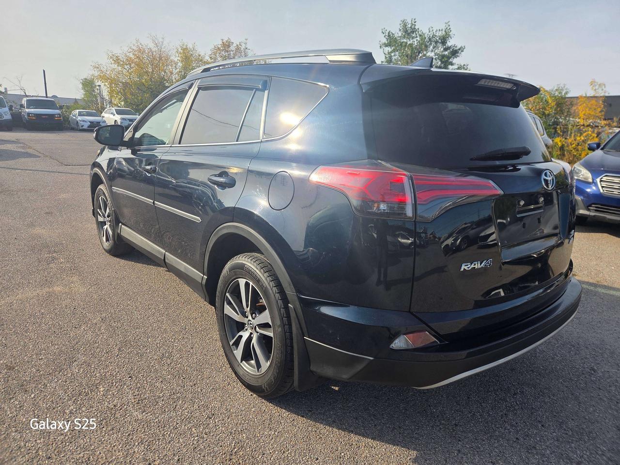 2017 Toyota RAV4 XLE Photo4