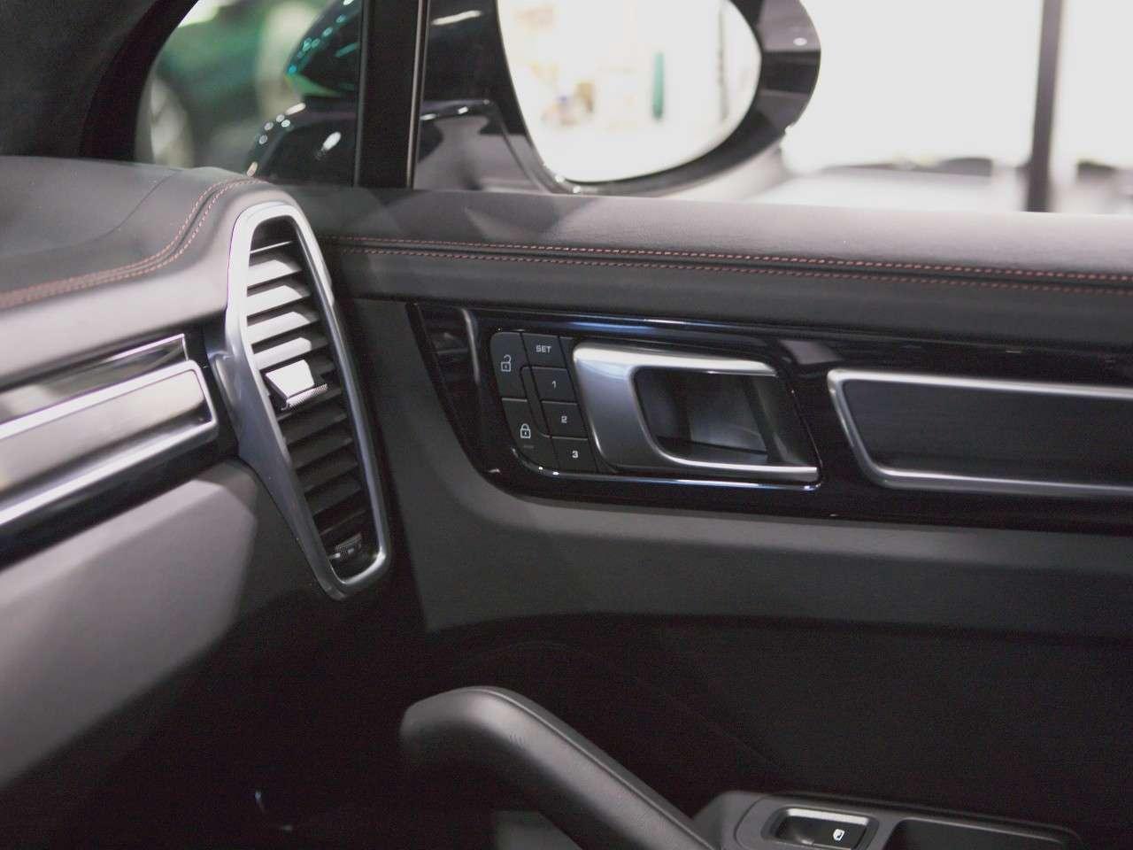 2023 Porsche Cayenne GTS AWD Photo