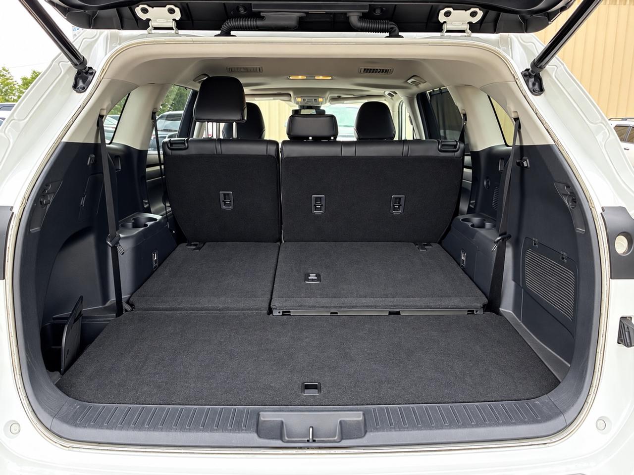 2020 Toyota Highlander XLE Photo2