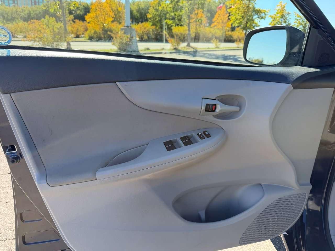 2013 Toyota Corolla LE Photo