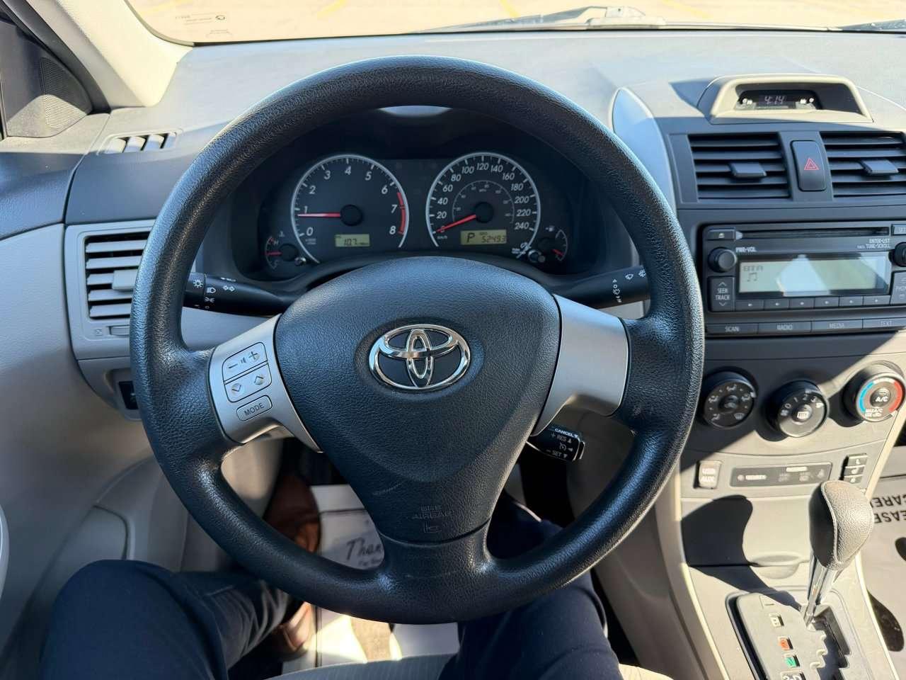 2013 Toyota Corolla LE Photo