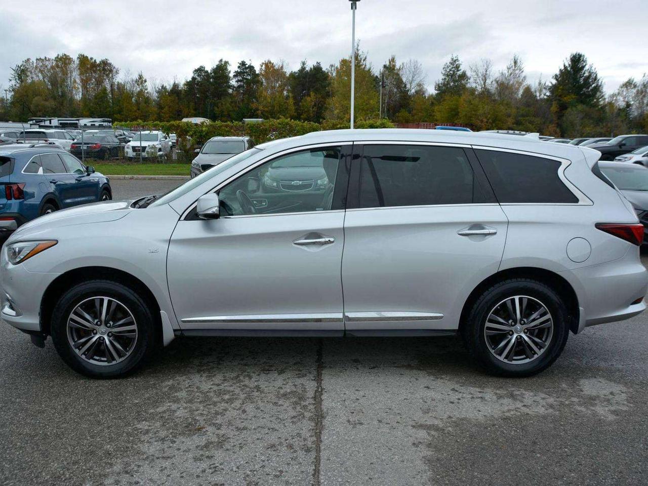 2017 Infiniti QX60 Base Photo5