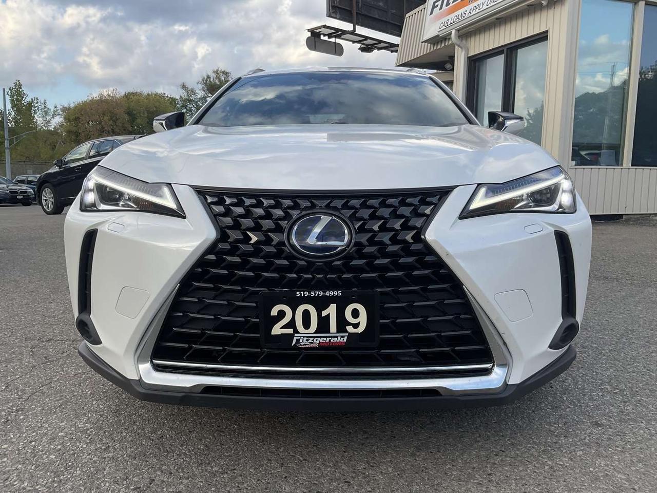 2019 Lexus UX 250H AWD - LEATHER! BACK-UP CAM! BSM! SUNROOF! Photo