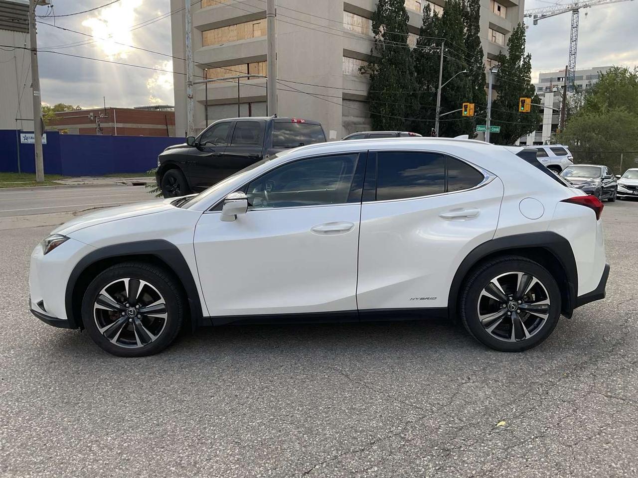 2019 Lexus UX 250H AWD - LEATHER! BACK-UP CAM! BSM! SUNROOF! Photo