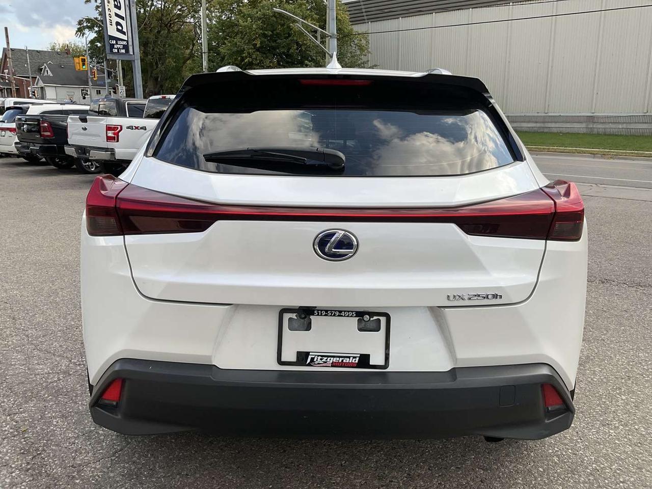 2019 Lexus UX 250H AWD - LEATHER! BACK-UP CAM! BSM! SUNROOF! Photo