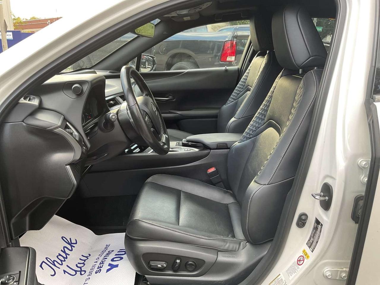 2019 Lexus UX 250H AWD - LEATHER! BACK-UP CAM! BSM! SUNROOF! Photo