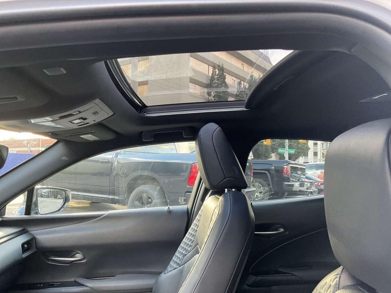 2019 Lexus UX 250H AWD - LEATHER! BACK-UP CAM! BSM! SUNROOF! Photo