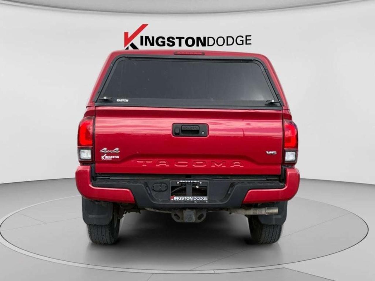 2018 Toyota Tacoma SR5 4WD Photo3