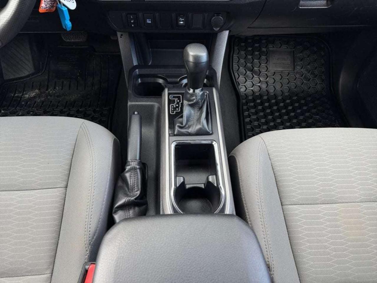 2018 Toyota Tacoma SR5 4WD Photo