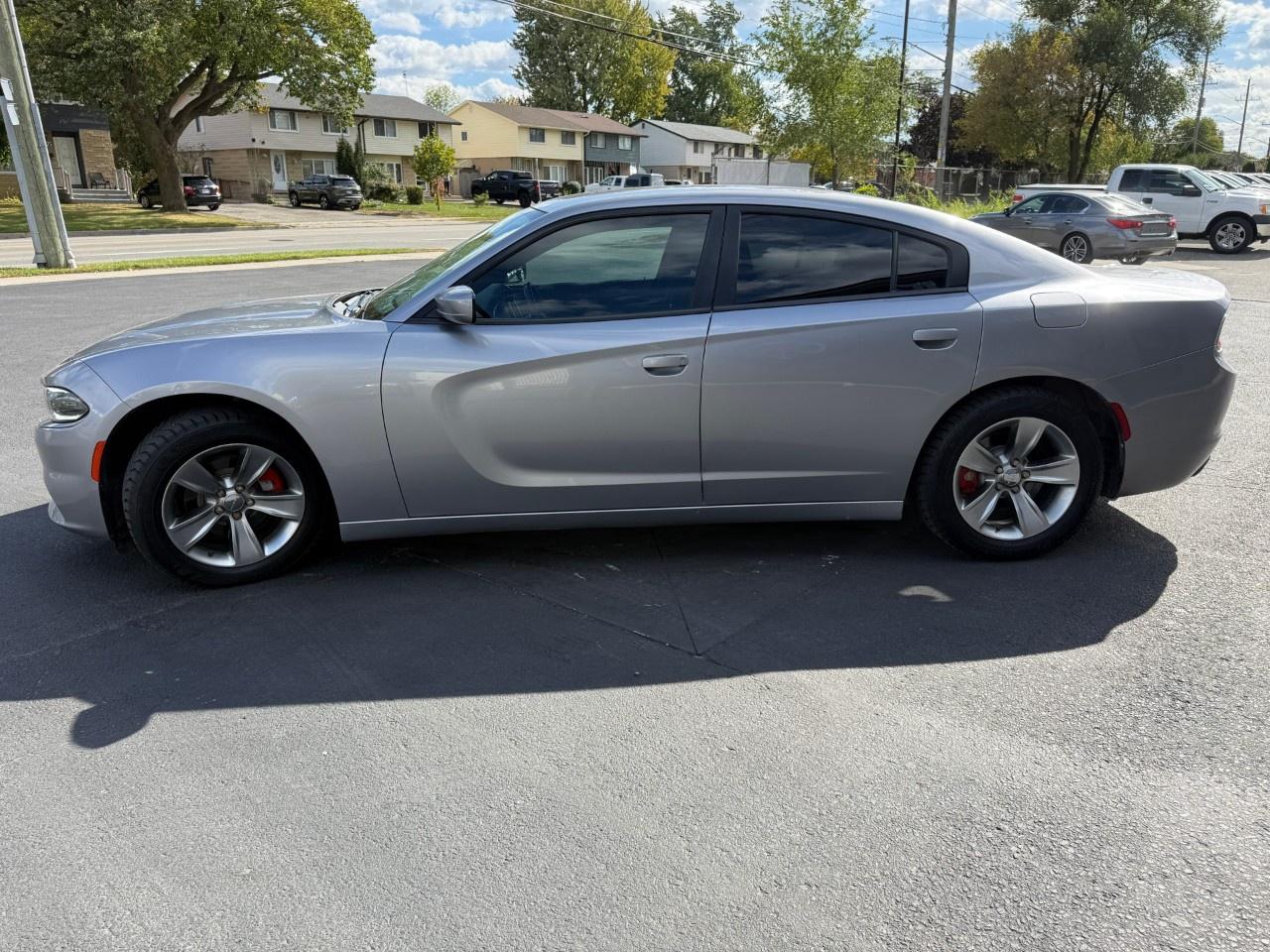 2016 Dodge Charger 4dr Sdn SXT RWD Photo3