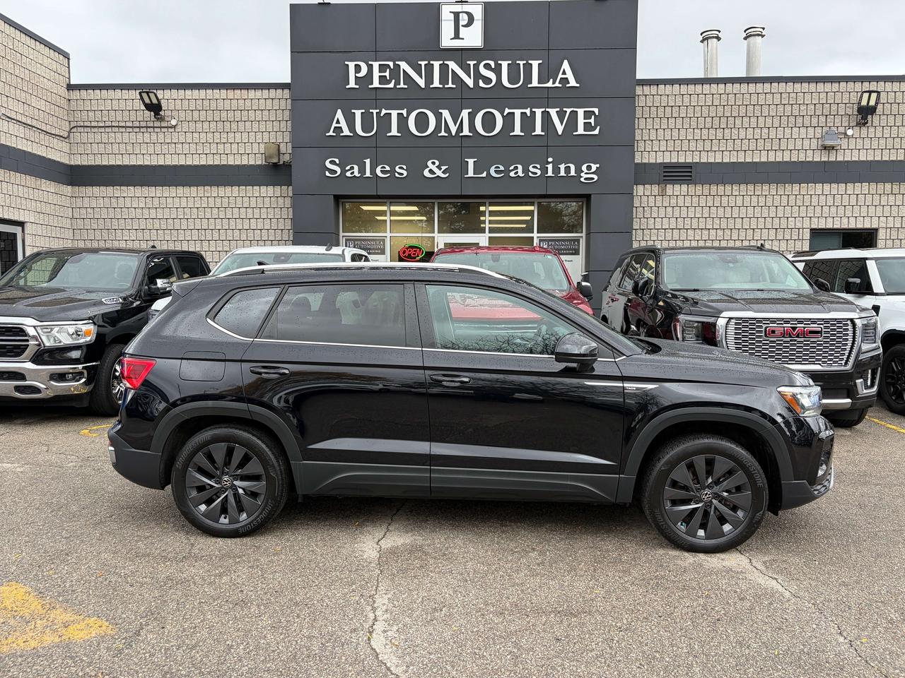 2024 Volkswagen Taos COMFORTLINE, PANOROOF, SNOW TIRES & RIMS INCLUDED Photo