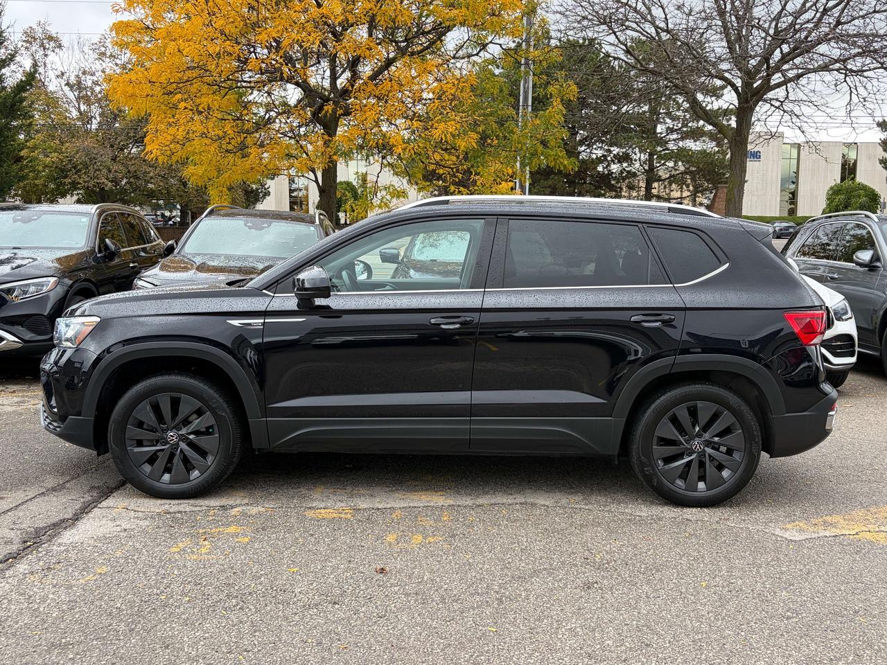 2024 Volkswagen Taos COMFORTLINE, PANOROOF, SNOW TIRES & RIMS INCLUDED Photo