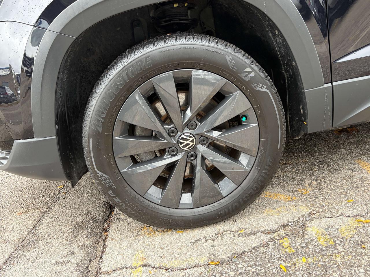 2024 Volkswagen Taos COMFORTLINE, PANOROOF, SNOW TIRES & RIMS INCLUDED Photo