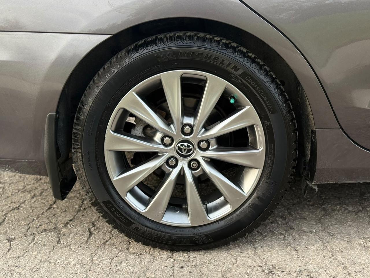 2015 Toyota Camry Hybrid XLE Photo