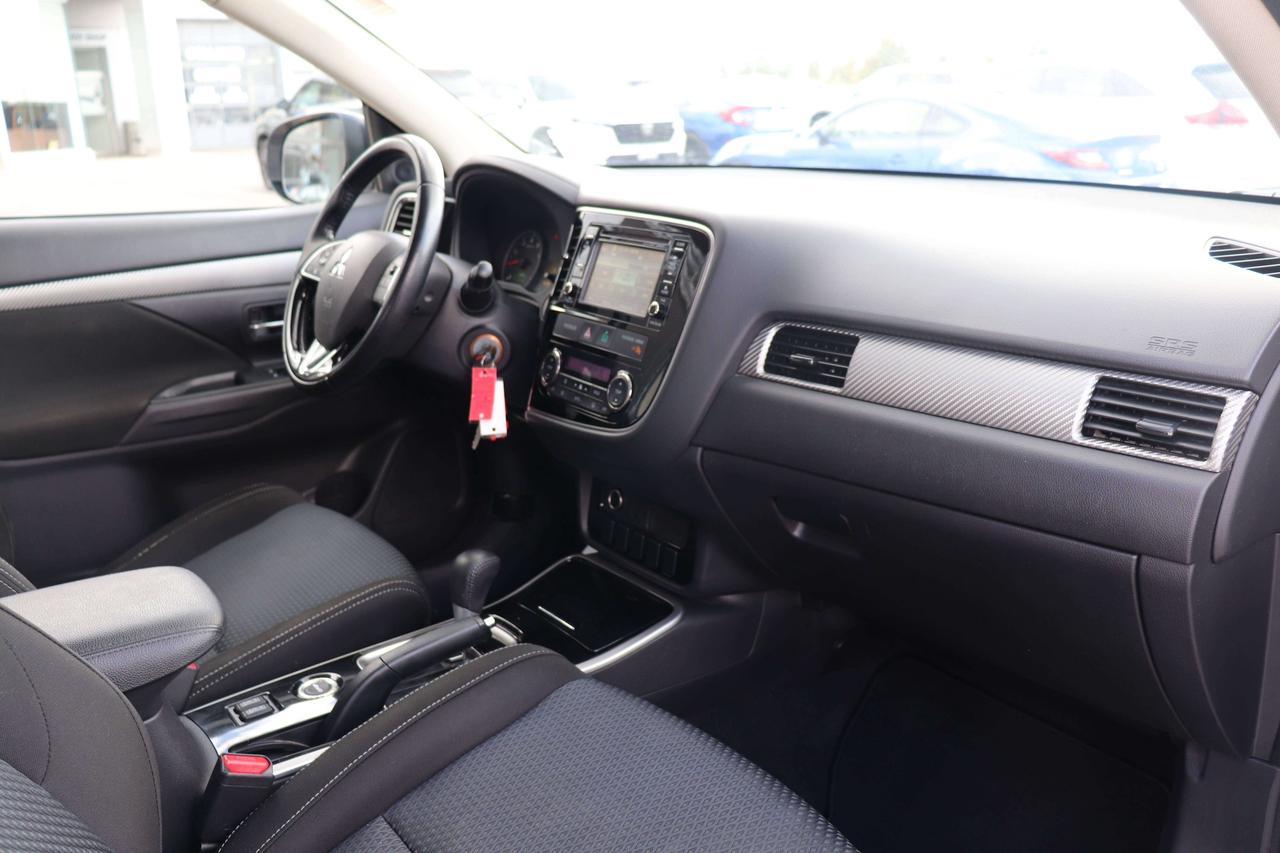 2017 Mitsubishi Outlander AWD   LOW KMS   REVERSE CAM   HEATED SEATS Photo