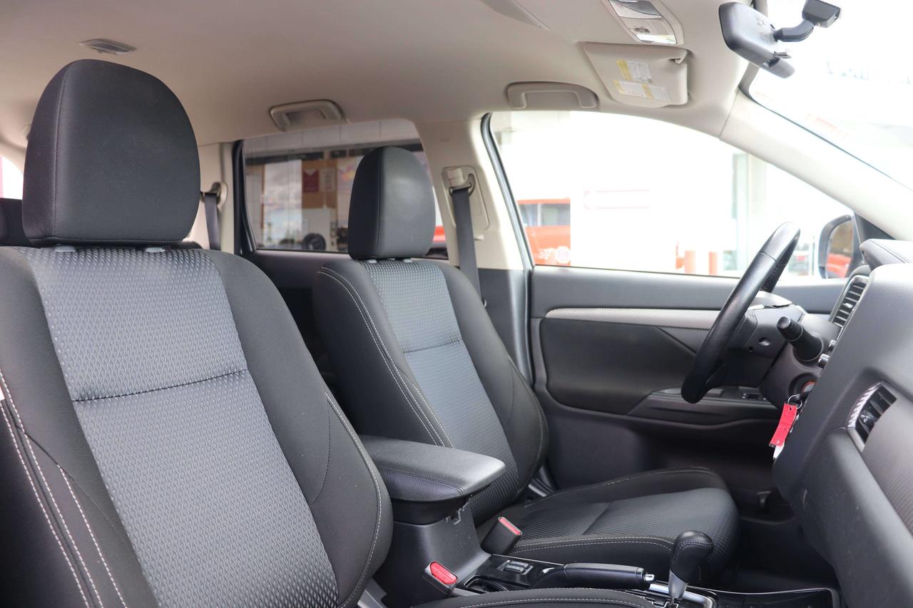 2017 Mitsubishi Outlander AWD   LOW KMS   REVERSE CAM   HEATED SEATS Photo