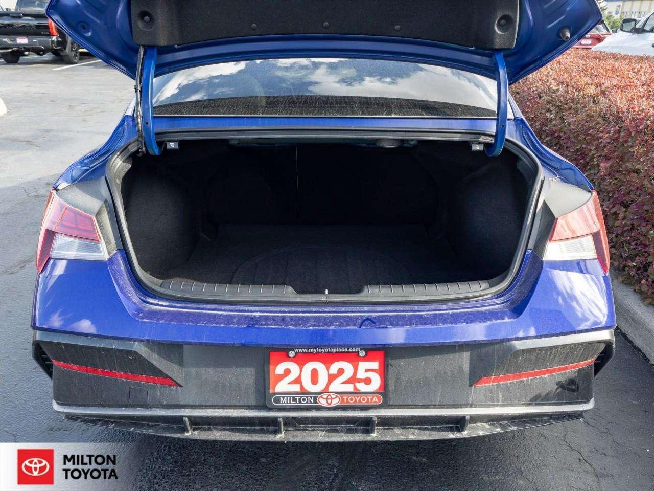 2025 Hyundai Elantra LEATHER SUNROOF BOSE STEREO HEATED STEERING WIRELESS CARPLAY ONE OWNER Luxury w/Two-Tone Interior Photo