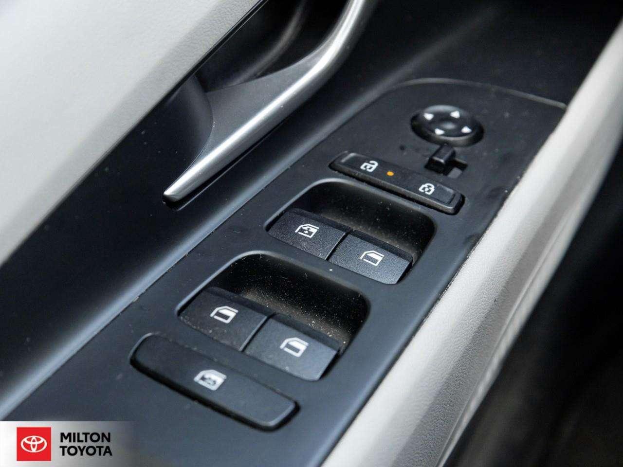 2025 Hyundai Elantra LEATHER SUNROOF BOSE STEREO HEATED STEERING WIRELESS CARPLAY ONE OWNER Luxury w/Two-Tone Interior Photo