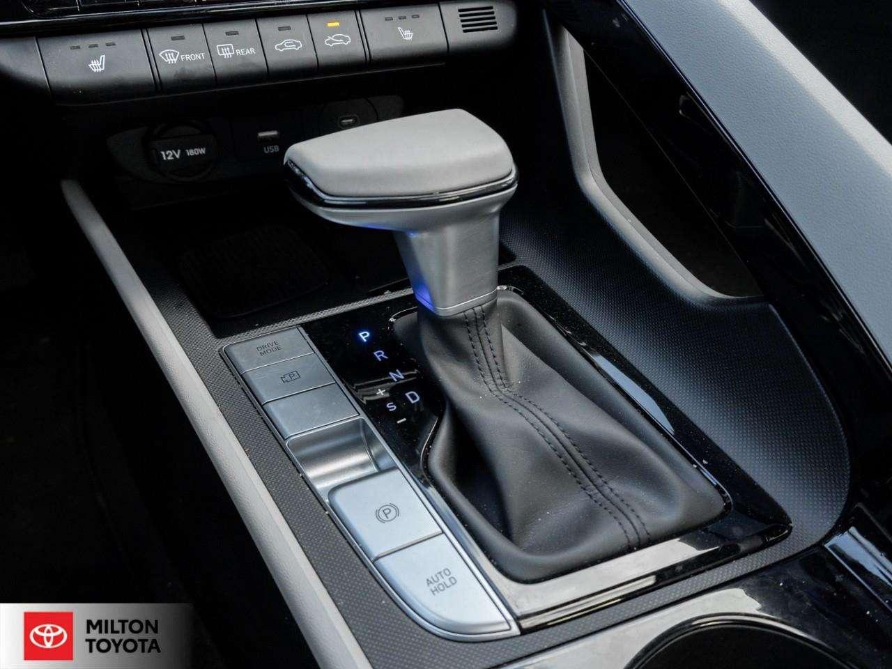 2025 Hyundai Elantra LEATHER SUNROOF BOSE STEREO HEATED STEERING WIRELESS CARPLAY ONE OWNER Luxury w/Two-Tone Interior Photo
