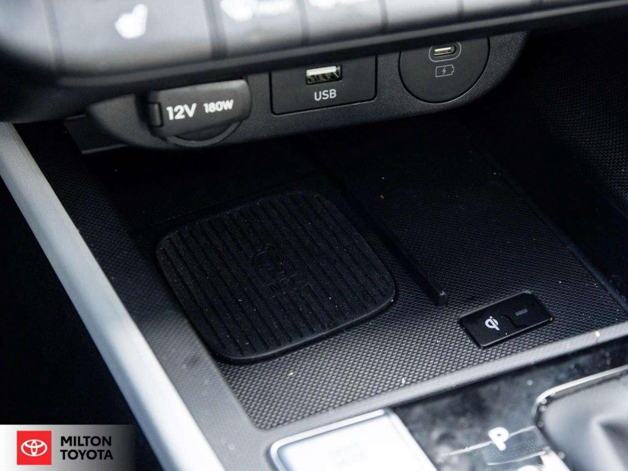 2025 Hyundai Elantra LEATHER SUNROOF BOSE STEREO HEATED STEERING WIRELESS CARPLAY ONE OWNER Luxury w/Two-Tone Interior Photo