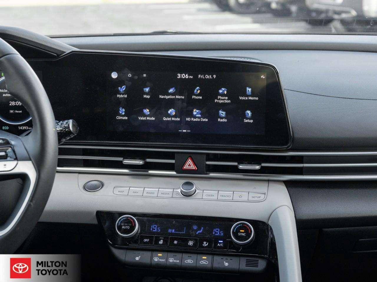 2025 Hyundai Elantra LEATHER SUNROOF BOSE STEREO HEATED STEERING WIRELESS CARPLAY ONE OWNER Luxury w/Two-Tone Interior Photo