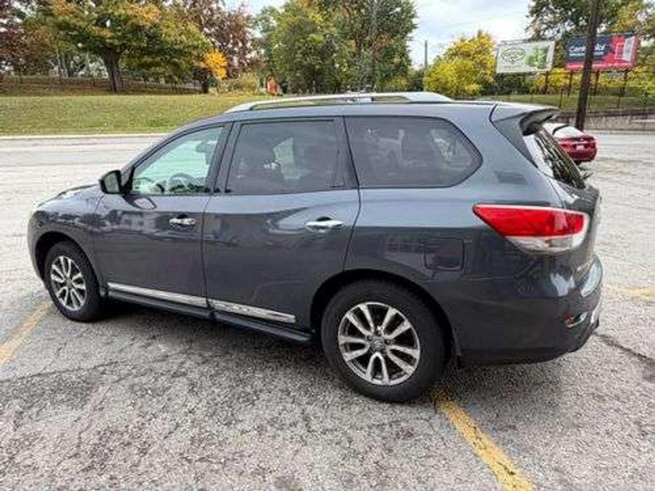 2013 Nissan Pathfinder SL Photo