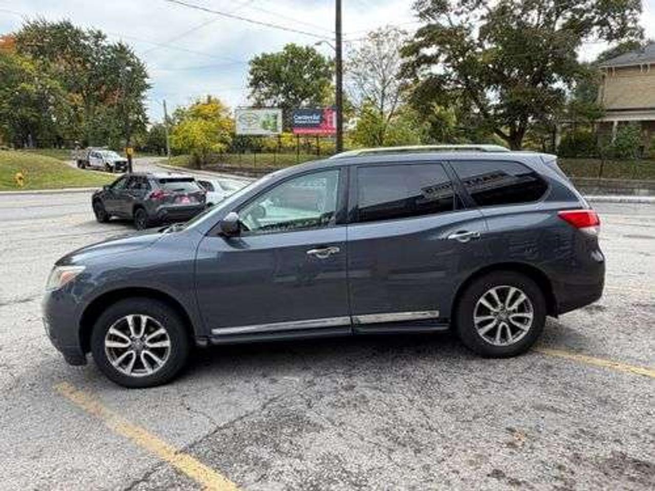 2013 Nissan Pathfinder SL Photo