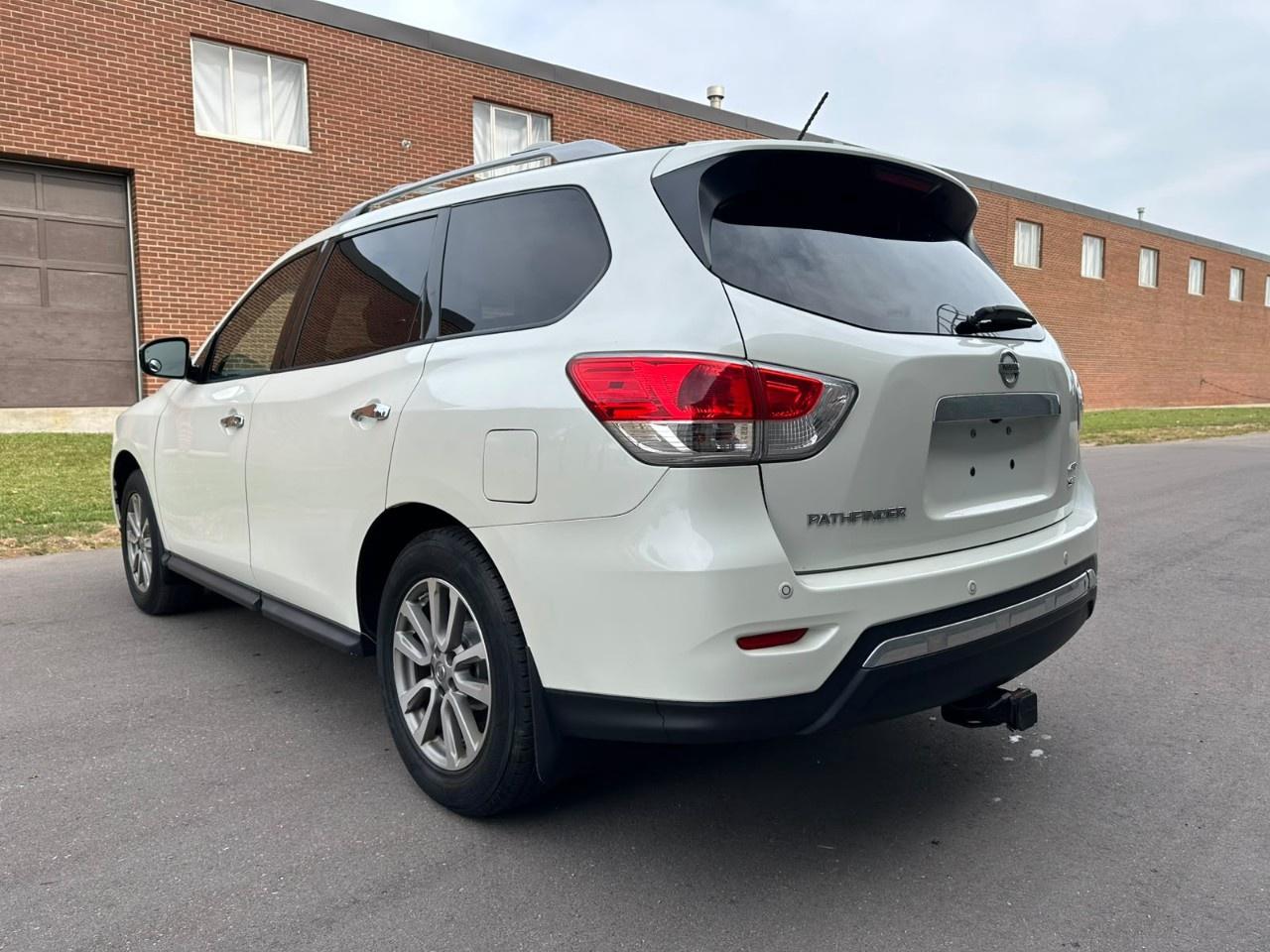 2015 Nissan Pathfinder 4WD 4dr SV Photo