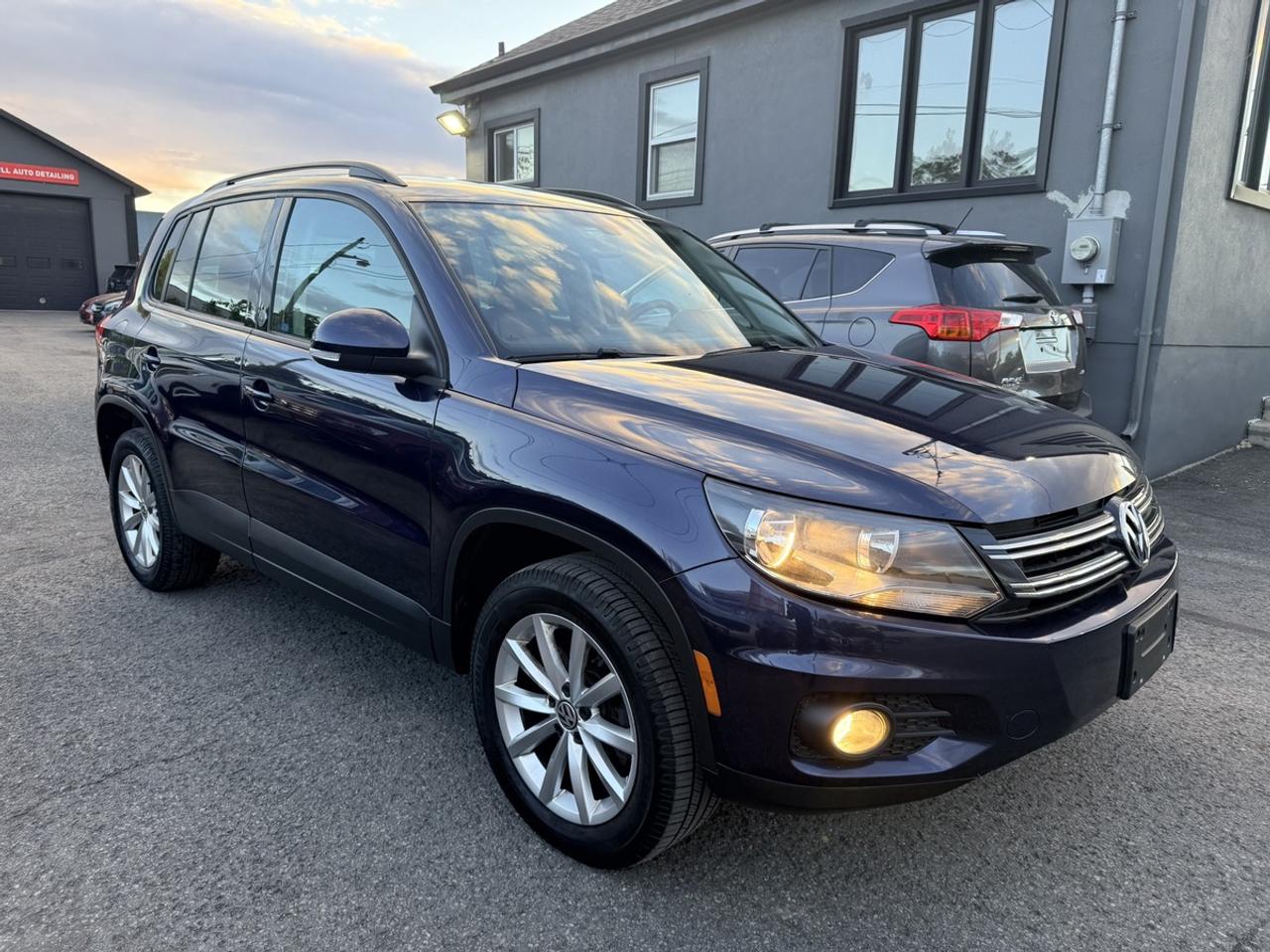 2017 Volkswagen Tiguan WOLFSBURG EDITION - 2.0 TSI 4MOTION AWD - PANO ROOF - ONE OWNER! Photo