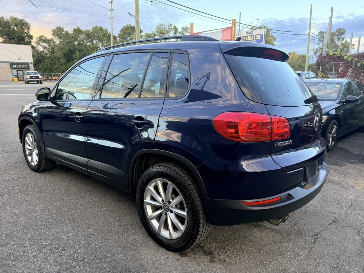 2017 Volkswagen Tiguan WOLFSBURG EDITION - 2.0 TSI 4MOTION AWD - PANO ROOF - ONE OWNER! Photo