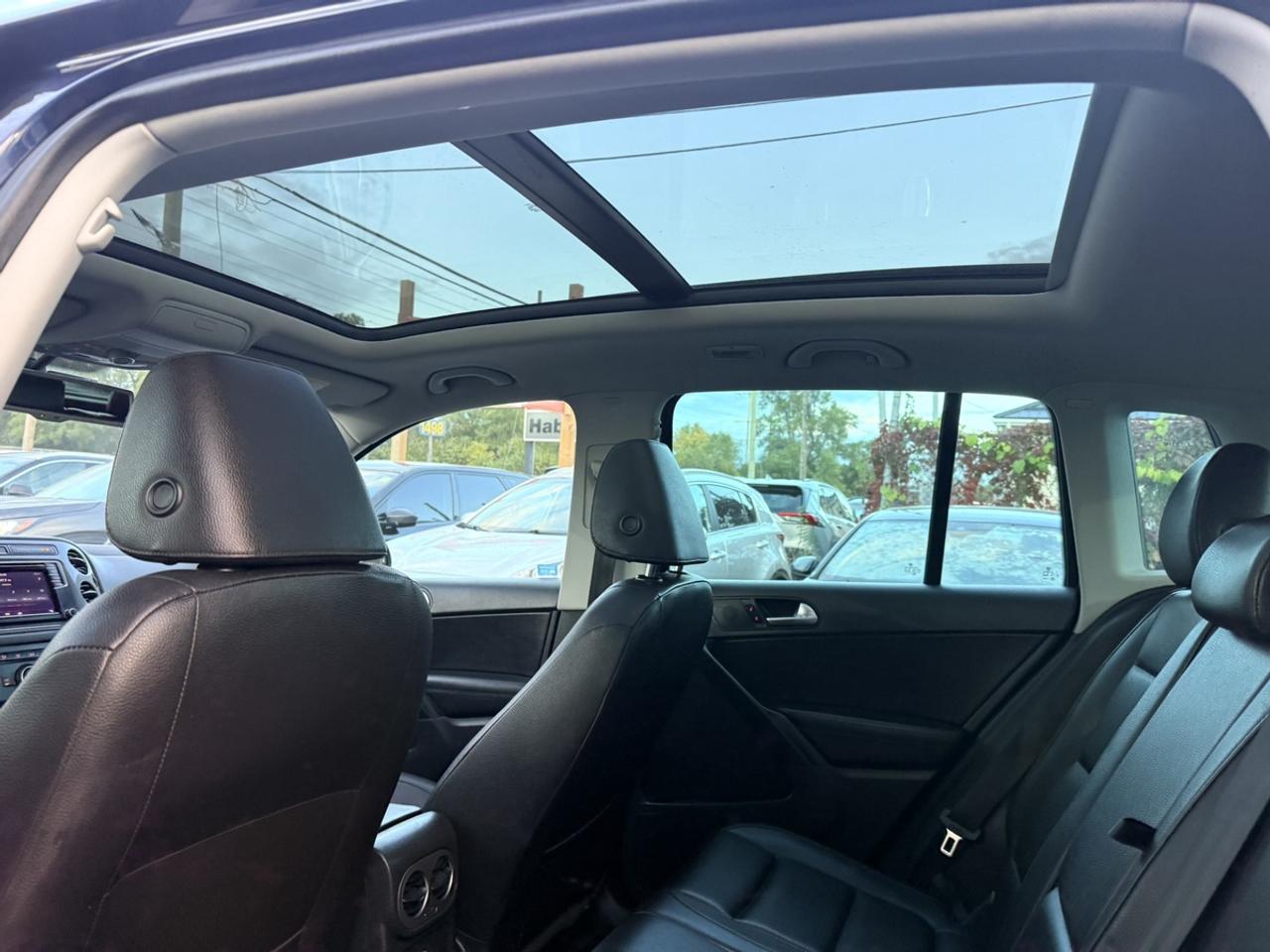 2017 Volkswagen Tiguan WOLFSBURG EDITION - 2.0 TSI 4MOTION AWD - PANO ROOF - ONE OWNER! Photo