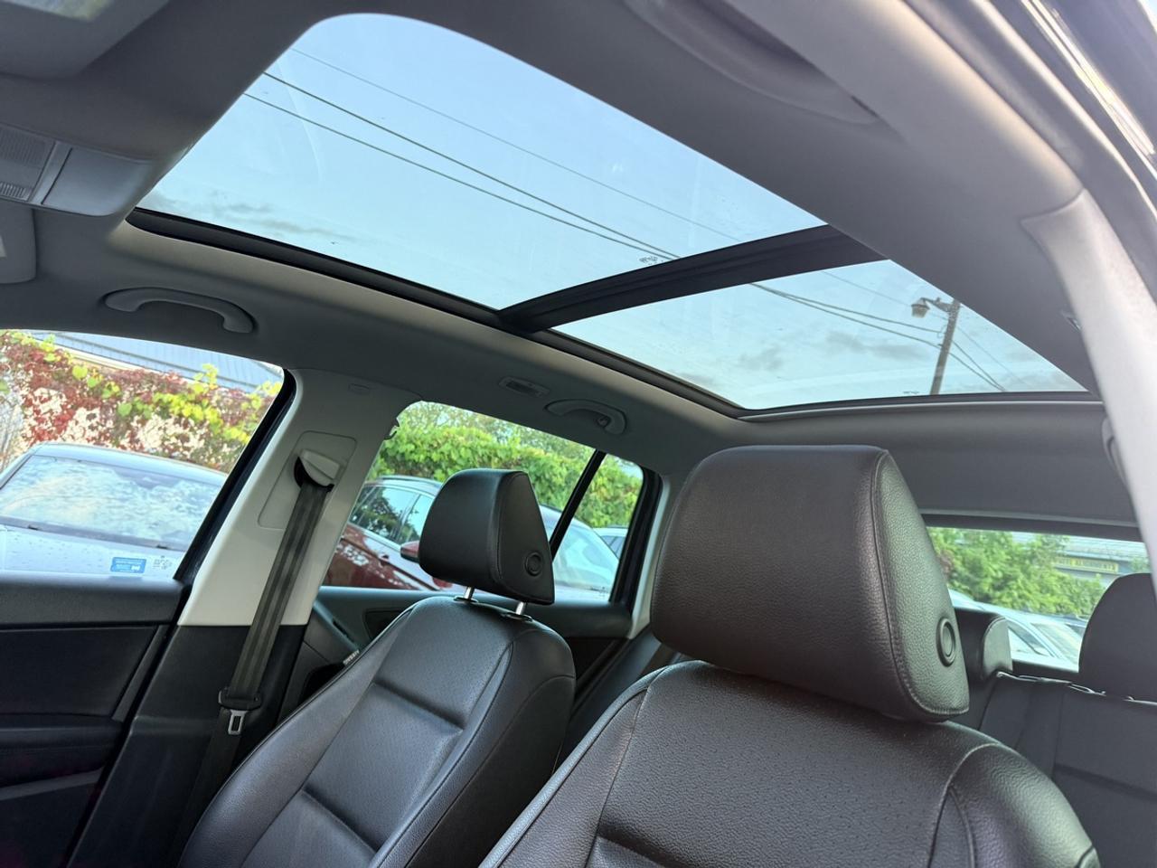 2017 Volkswagen Tiguan WOLFSBURG EDITION - 2.0 TSI 4MOTION AWD - PANO ROOF - ONE OWNER! Photo