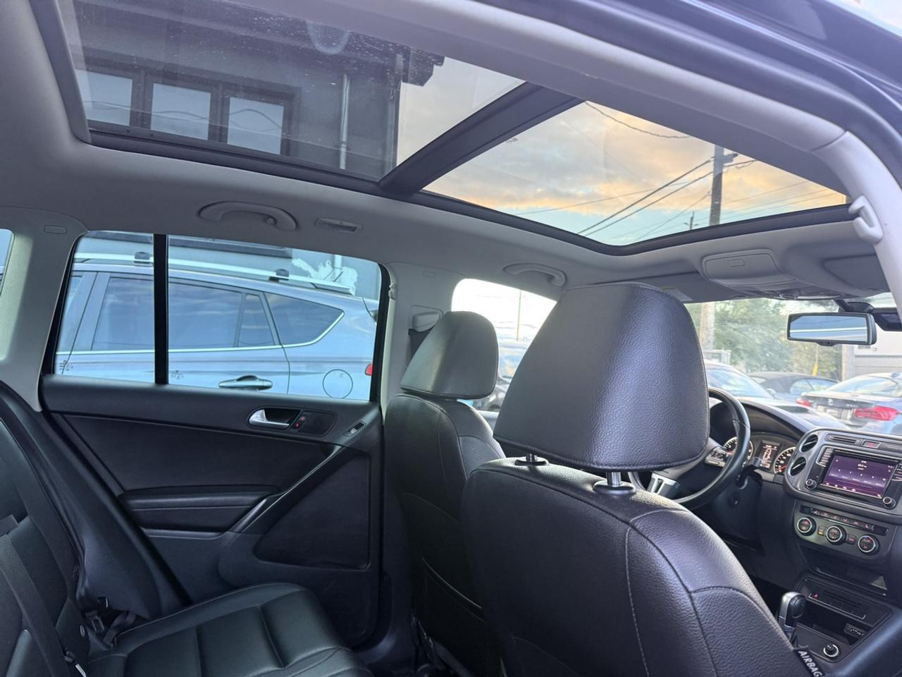 2017 Volkswagen Tiguan WOLFSBURG EDITION - 2.0 TSI 4MOTION AWD - PANO ROOF - ONE OWNER! Photo