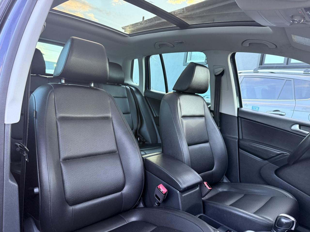 2017 Volkswagen Tiguan WOLFSBURG EDITION - 2.0 TSI 4MOTION AWD - PANO ROOF - ONE OWNER! Photo