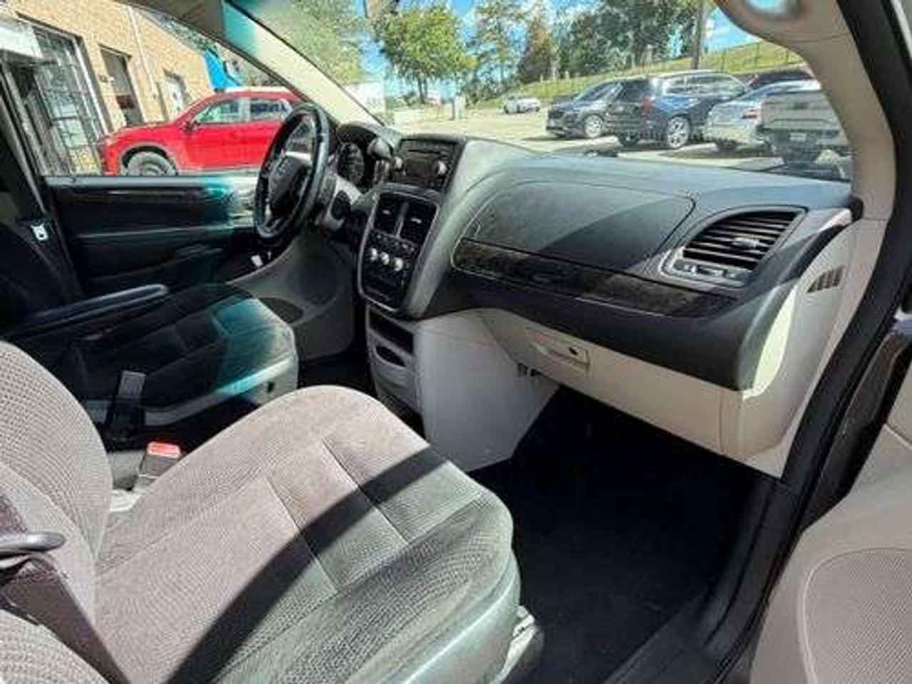 2017 Dodge Grand Caravan CANADA VALUE PACKAGE Photo2