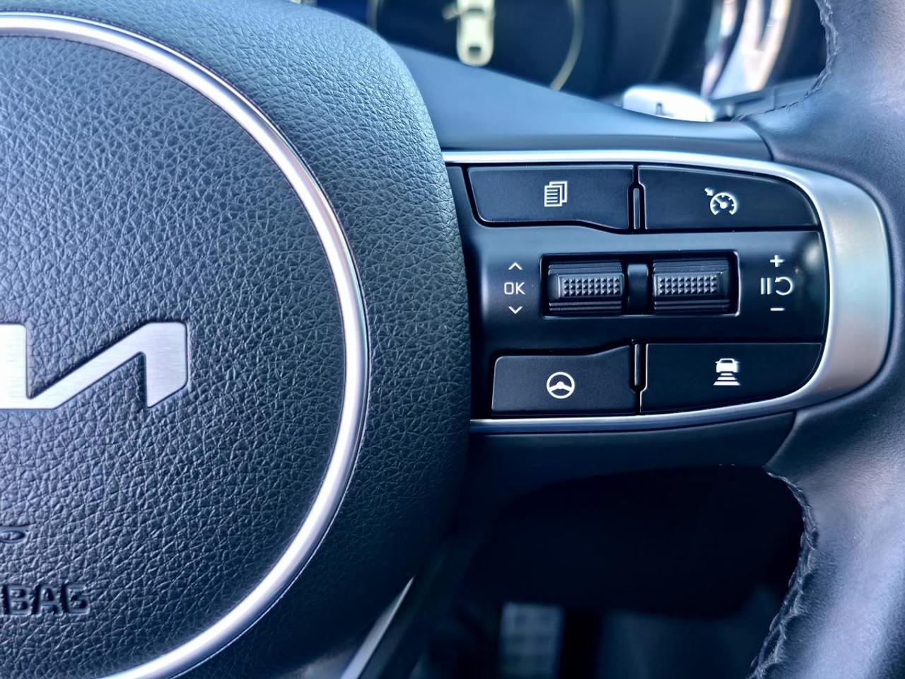 2022 Kia K5 GT TA DCT avec intérieur brun Photo