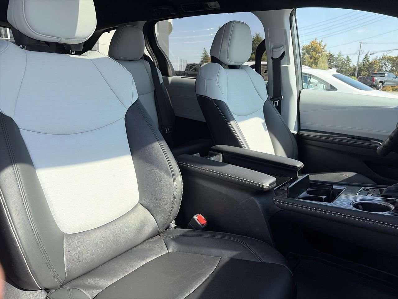 2026 Toyota Sienna Sienna XSE AWD 7-Pass FINANCED PRICE ADVERTISED   TWO-TONE SOFTEX SEATS   SUNROOF   WIRELESS CARPLAY/ANDROID AUTO Photo