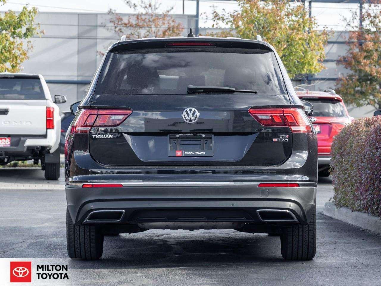 2018 Volkswagen Tiguan LEATHER PANORAMIC SUNROOF HEATED STEERING FENDER AUDIO NEW REAR BRAKE PADS ONE OWNER Highline Photo