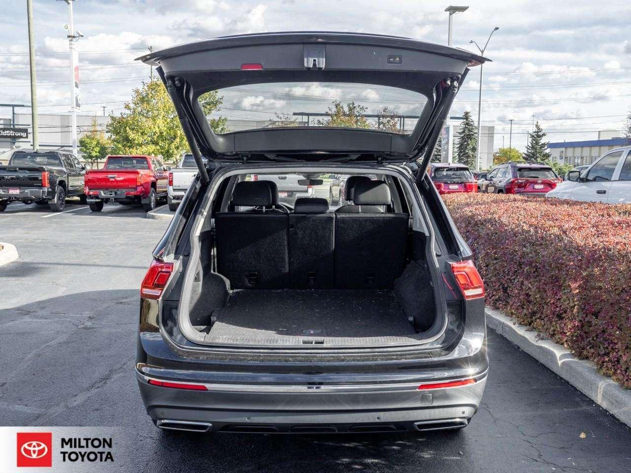 2018 Volkswagen Tiguan LEATHER PANORAMIC SUNROOF HEATED STEERING FENDER AUDIO NEW REAR BRAKE PADS ONE OWNER Highline Photo