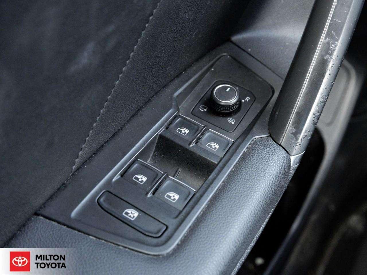 2018 Volkswagen Tiguan LEATHER PANORAMIC SUNROOF HEATED STEERING FENDER AUDIO NEW REAR BRAKE PADS ONE OWNER Highline Photo