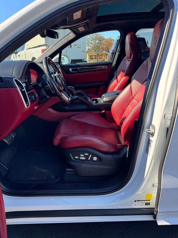 2021 Porsche Cayenne GTS Photo