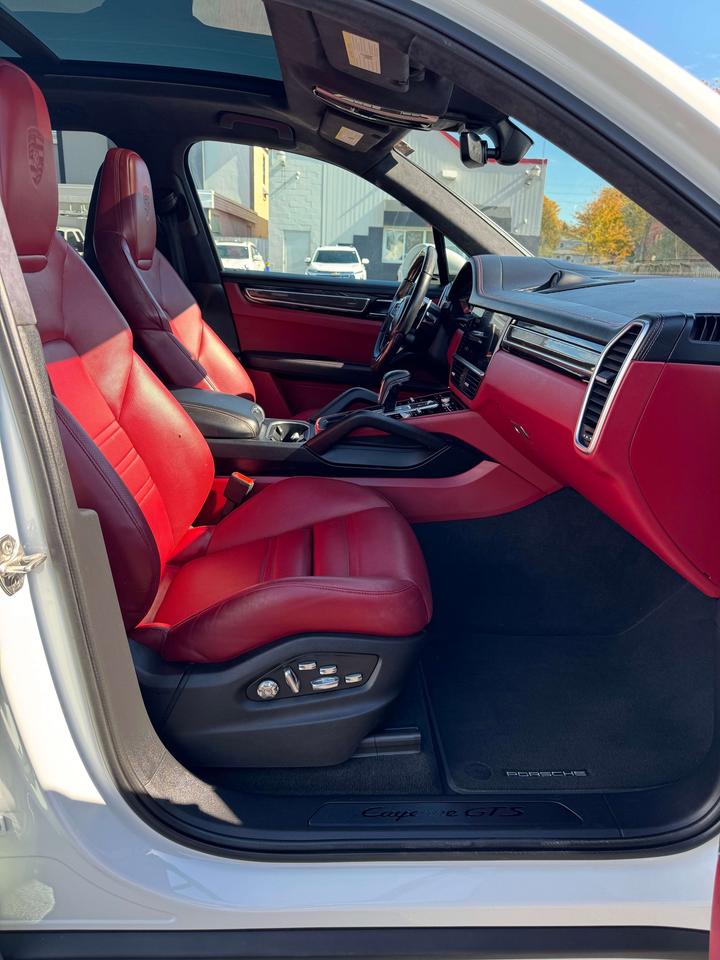 2021 Porsche Cayenne GTS Photo